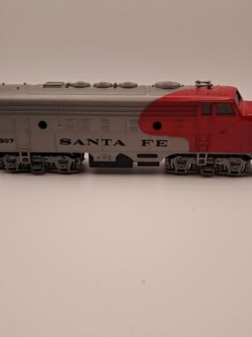 ​Bachmann HO Scale Santa Fe #307 EMD F9 Diesel Locomotive Warbonnet Red Silver